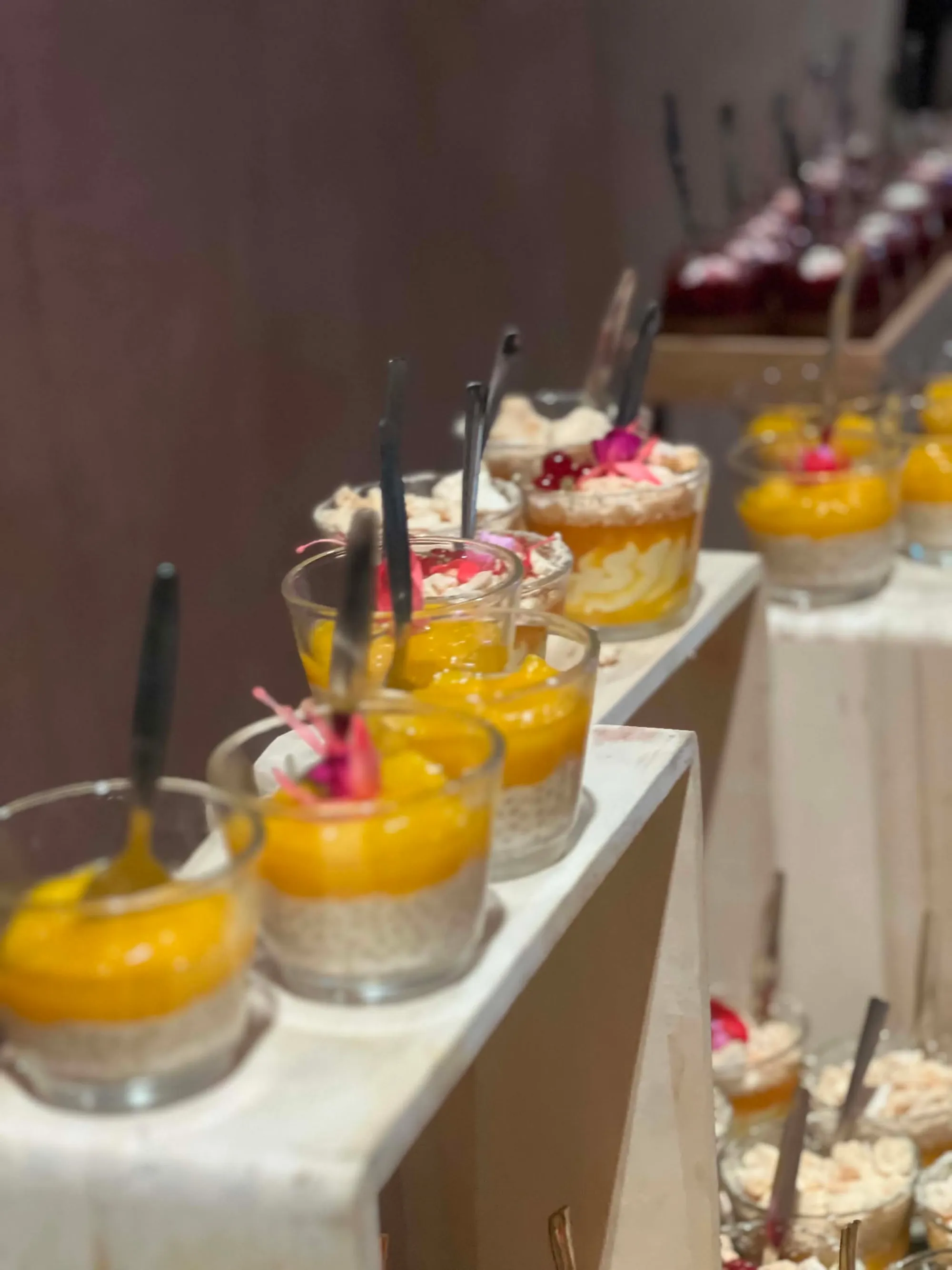 Deser z musem mango i nasionami chia w szklankach