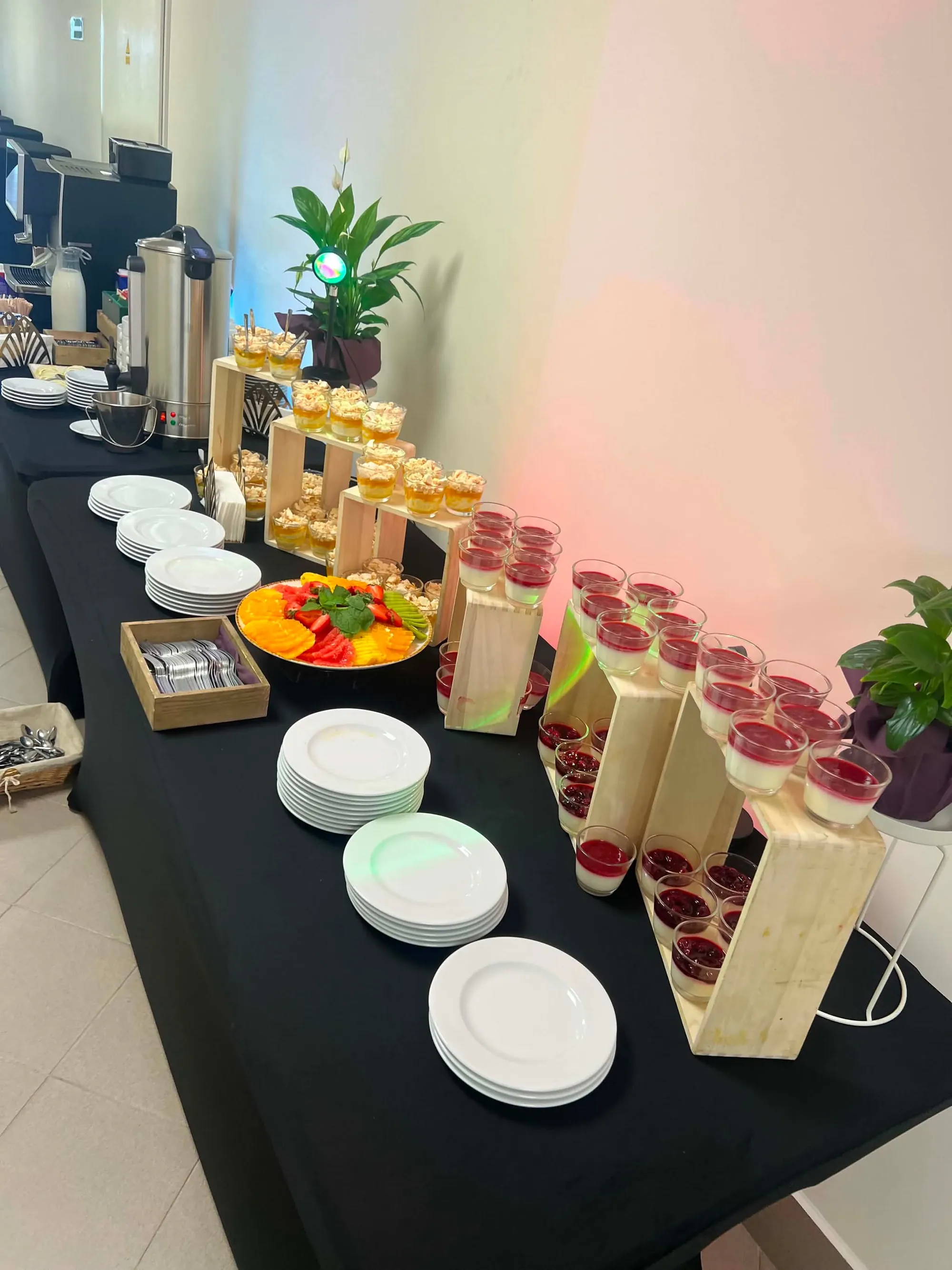 Panna cotta z sosem malinowym na drewnianych ekspozytorach