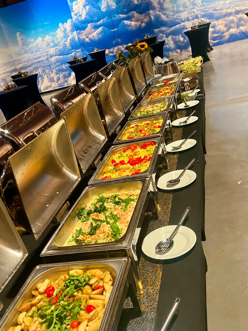 Rząd podgrzewaczy z ciepłymi daniami podczas lunchu konferencyjnego