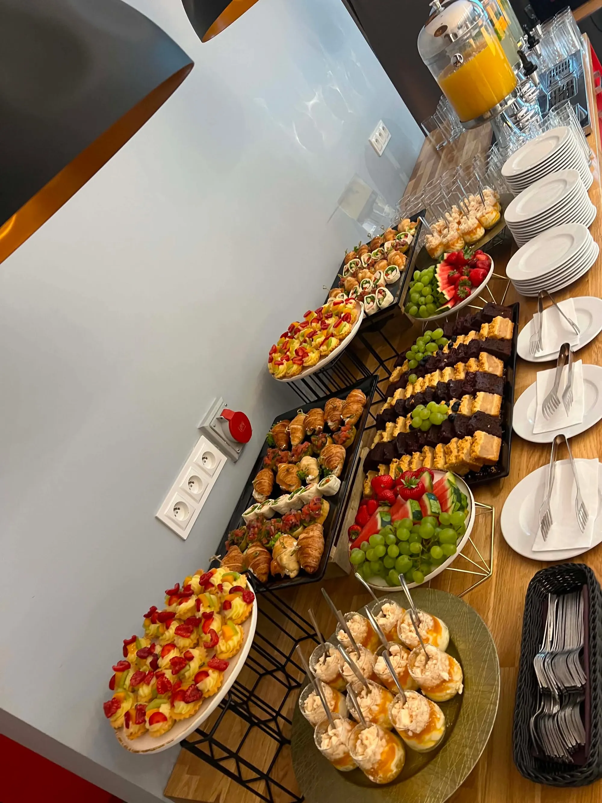 Stół z croissantami, ciastami i owocami na przerwę kawową